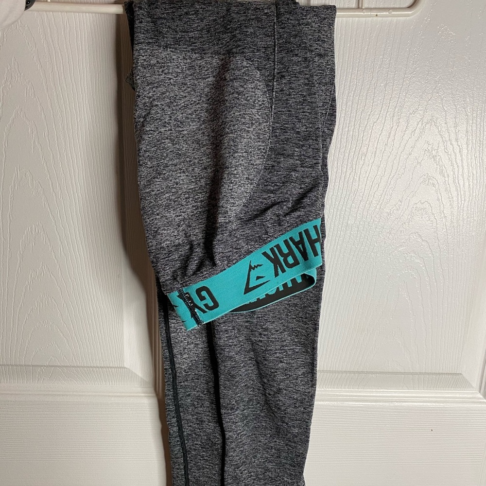 Gym shark leggings